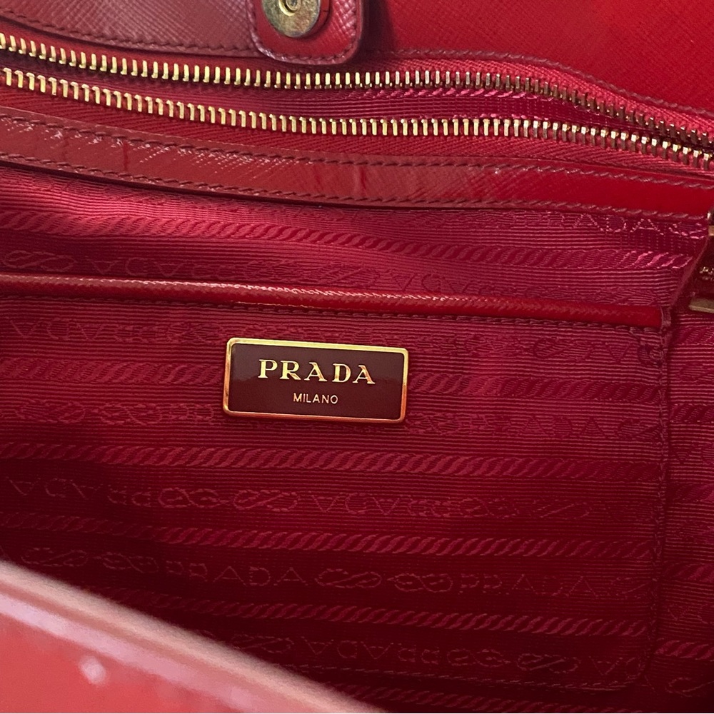 🍒PRADA🍒 Gardener saffiano vernice rosso cherry red gold patent large tote bag - Picture 6 of 16